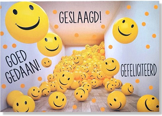 Wenskaart met 'GESLAAGD!', 'GOED GEDAAN!' en 'GEFELICITEERD' in een kamer vol smileyballen.