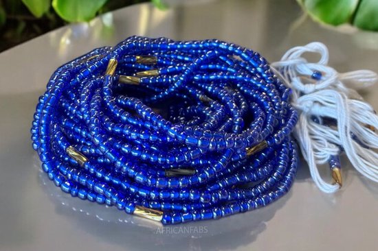 Een stapel traditionele, niet-elastische blauwe heupkettingen met gouden accenten en witte koordjes.