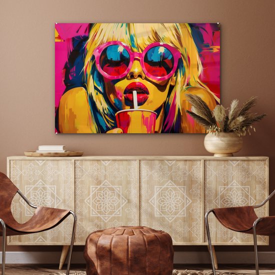 MuchoWow® Glasschilderij 120x80 cm - Schilderij acrylglas - Zonnebril - Roze - Vrouw - Rietje - Foto op glas - Muurdecoratie woonkamer - Wanddecoratie slaapkamer - Schilderijen