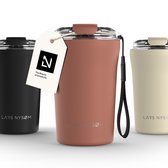 LARS NYSØM - Tasse à Coffee Thermo à emporter 'Rørelse' 380 ml - Sans BPA avec isolation - Avec sangle de transport et couvercle en Tritan - Rouge brique