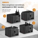 Vier DRIVV. wereldstekkers, elk met een andere stekkerconfiguratie: EU, AU, US, UK. Zwart, compact design met rode accenten.