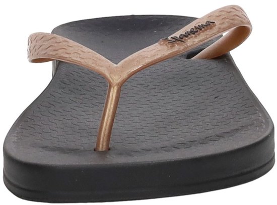 Zwarte Ipanema slipper met gouden bandje, van voren gezien.