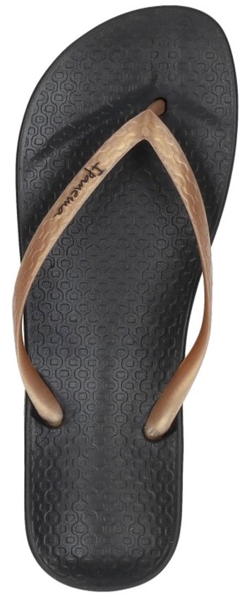 Zwarte Ipanema dames slipper met een goudkleurige band.