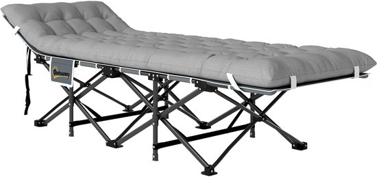 Gevuld, lichtgrijs kampeerbed met zwart metalen frame.