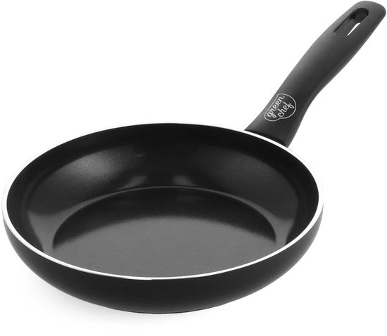 Zwarte koekenpan met een witte rand en een grijs handvat met het Green Chef logo.