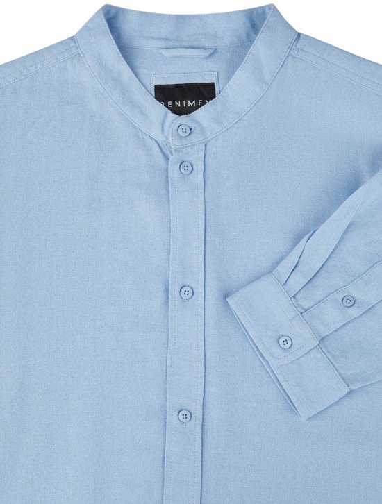 Close-up van een lichtblauw katoenen overhemd met ronde kraag, knopen en DENIMFY label.