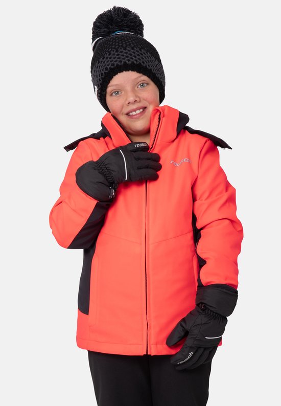 Meisje in rode Reusch ski-jas, zwarte muts en zwarte handschoenen met witte strepen.