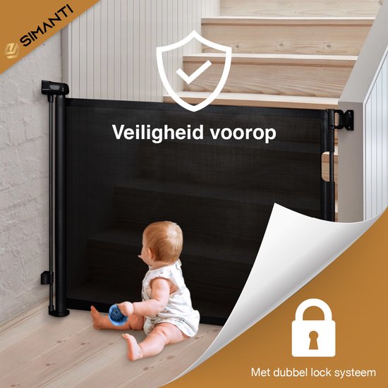 Een zwart oprolbaar hekje dat een trap beveiligt, met een baby op de grond.