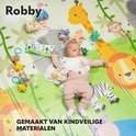 Baby op een speelkleed met safari dieren, meetschaal en speelgoed. Gemaakt van kindveilige materialen.
