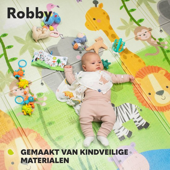 Baby op een speelkleed met safari dieren, meetschaal en speelgoed. Gemaakt van kindveilige materialen.