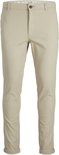 Lichtbeige slim fit chino met een subtiel ruitpatroon, omgeslagen broekspijpen en een knoopsluiting.