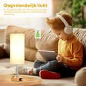 Lampe de table en bois avec abat-jour en lin, éclairée par un garçon portant un casque et une tablette.