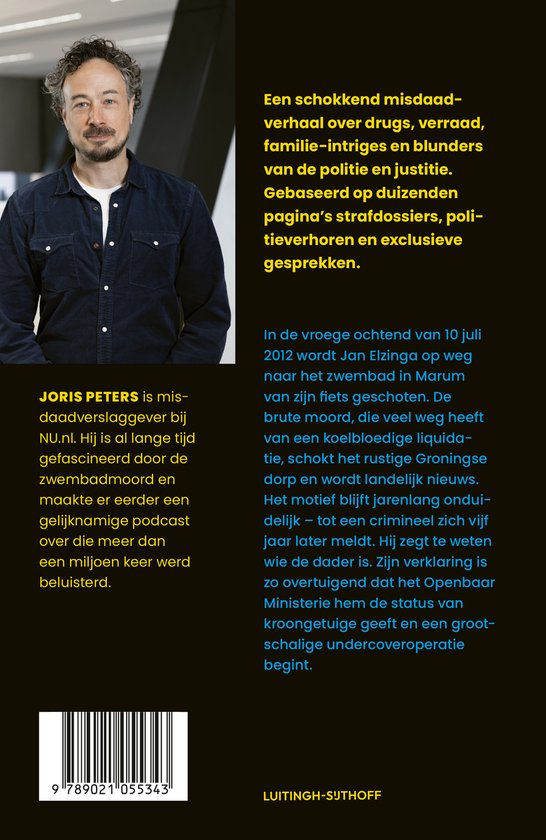 Joris Peters, misdaadverslaggever, op de foto in een donkerblauw shirt met een opstaande kraag.