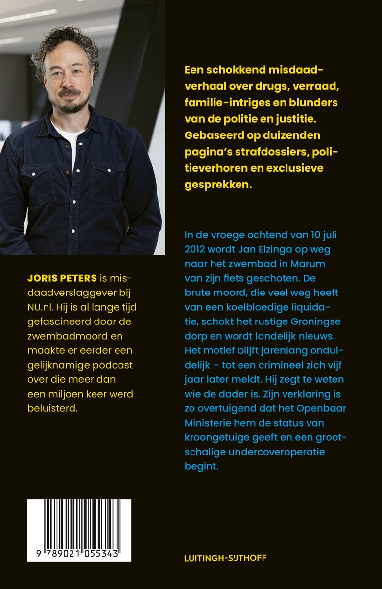 Joris Peters, misdaadverslaggever, op de foto in een donkerblauw shirt met een opstaande kraag.