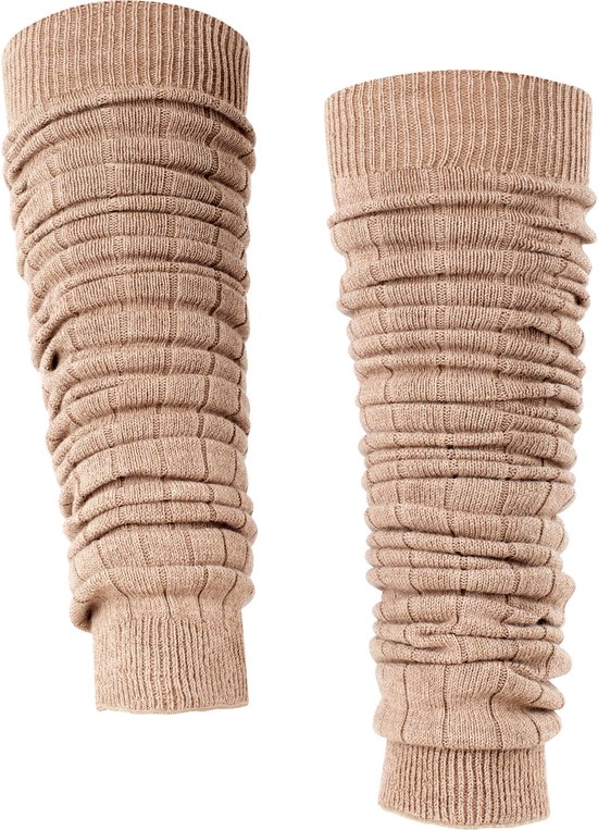 Twee lichtbruine gebreide beenwarmers met horizontale ribbels en een gerimpeld effect.