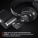 Zwarte SteelSeries gaming headset met twee verwisselbare accu's en basisstation.