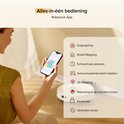 Een vrouw houdt een smartphone vast met de Roborock app. Iconen tonen zuigregeling, snelle mapping, schoonmaak plannen en meer.