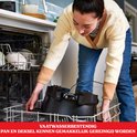 Vrouw plaatst de basis van de zwarte multicooker in een vaatwasser. Pan en deksel zijn vaatwasserbestendig.