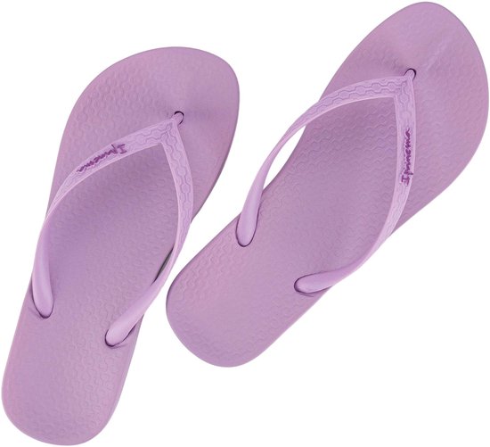 Paar lila Ipanema teenslippers, schuin van bovenaf.