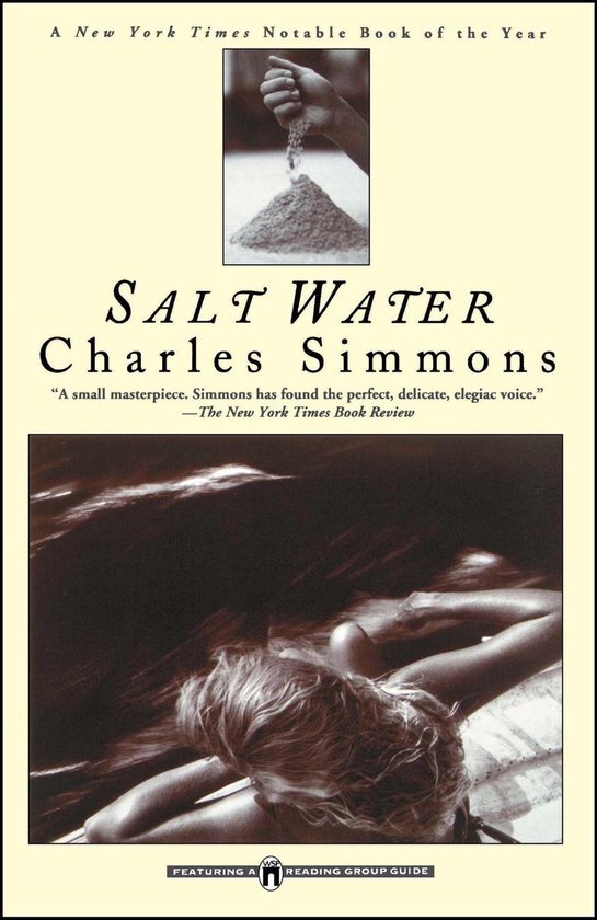 Boek 'Salt Water' van Charles Simmons, met een illustratie van zand dat door een hand valt en een meisje in het water.