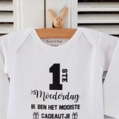 Rompertje baby tekst cadeau mama | eerste moederdag ik ben het mooiste cadeautje  | Lange mouw | wit zwart | maat 50-56  bekendmaking zwangerschap aanstaande baby jongen meisje uni