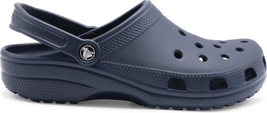 Crocs Clog bleu marine, vue de côté, avec le logo Crocs.