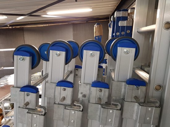 Blauwe bovenrollen aan een ladder gemonteerd.