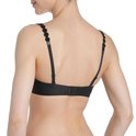 Achterkant van zwarte strapless bh met ronde bandjes en verstelbare sluiting.