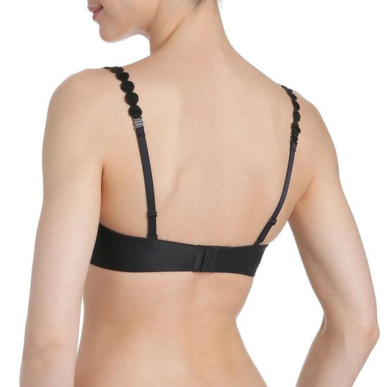 Achterkant van zwarte strapless bh met ronde bandjes en verstelbare sluiting.