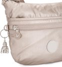 Detail van de zilverkleurige rits en aapjeshanger aan een lichtgrijze Kipling tas.