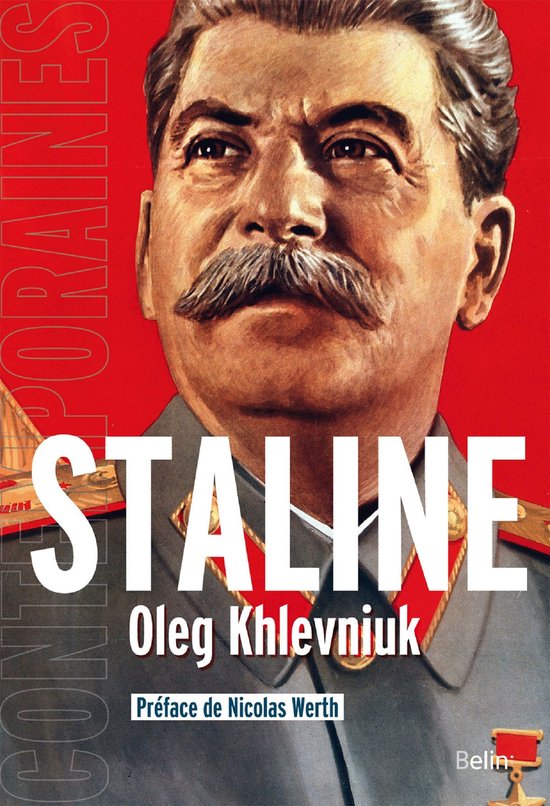 Boek "STALINE" met een portret van Jozef Stalin in uniform met rode achtergrond.