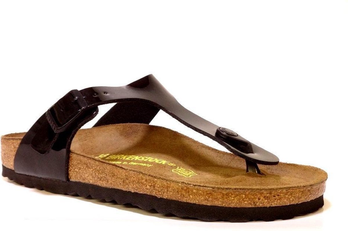 Chiroyli busty jojalar bilan porno Qiz suratga barmogini yopishtirmoqda