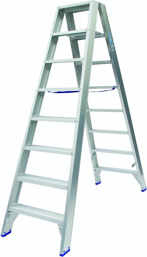 Een zilverkleurige, dubbel oploopbare trap van Solide met 2x8 treden en blauwe voetdoppen.