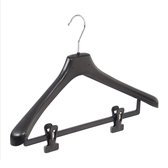 De Kledinghanger Gigant - 30 x Mantel / kostuumhanger kunststof zwart met schouderverbreding en anti-slip knijpers, 45 cm