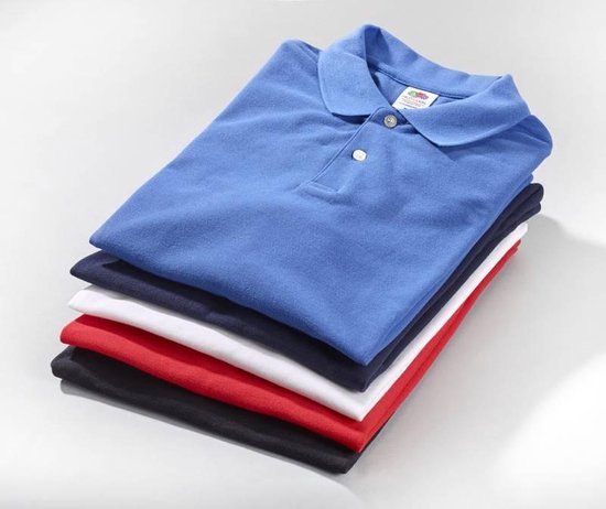 Gestapeld polo's in marineblauw, zwart, wit en rood. Een blauwe polo met korte mouwen ligt bovenop.