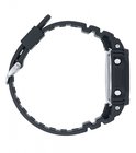 Zijprofiel van een zwarte Casio G-Shock polshorloge met metalen gesp.