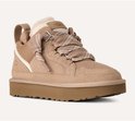 Lichtbruine UGG Lowmel sneaker met dikke veters, suède overlays, mesh details en een pluizige voering.