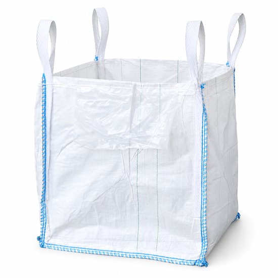Lege witte bigbag met vier hijslussen en blauwe stiksels op een witte achtergrond.