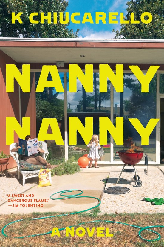Boekomslag: 'Nanny Nanny' van K Chiucarello, toont vrouw met tijdschrift en kind bij een barbecue op een terras.