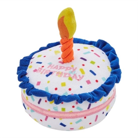 Pluche verjaardagstaart hondenspeeltje met roze "Happy Birthday" tekst, blauwe rand en een kaarsje bovenop.