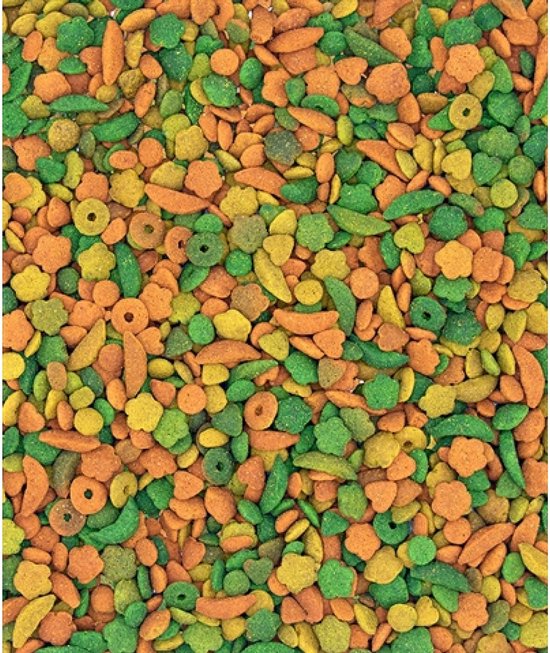 Kleurrijke mix van groene, oranje en gele vogelvoerkorrels in diverse vormen zoals bloemen en ringen.