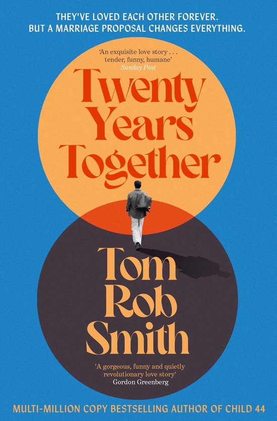 Boekomslag met een man die wegloopt op een blauwe achtergrond met twee grote cirkels en de titel Twenty Years Together.