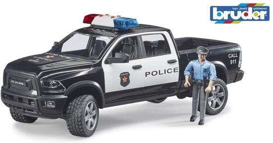 Zwarte en witte Bruder RAM politiepick-up met zwaailicht en een politieagentfiguur.