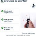 Instructieafbeelding voor het gebruik van de pitchfork. Tekst: Zo gebruik je de pitchfork.