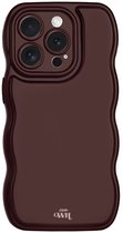 xoxo Wildhearts Glossy Wavy Case Burgundy telefoonhoesje - Geschikt voor iPhone 15 Pro Max - Golvend hoesje - Glimmende silicone case met golven - Vlekbestendig - Burgundy / Bordeaux Rood