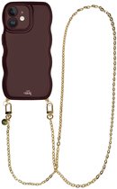 xoxo Wildhearts Glossy Wavy Cord Case Burgundy - Geschikt voor iPhone 12 - Dreamy - Lang koord - Glimmend telefoonhoesje met golven - Hoesje met koord - Gouden ketting - lang telefoonkoord - Bordeaux rood hoesje - Lange variant koord