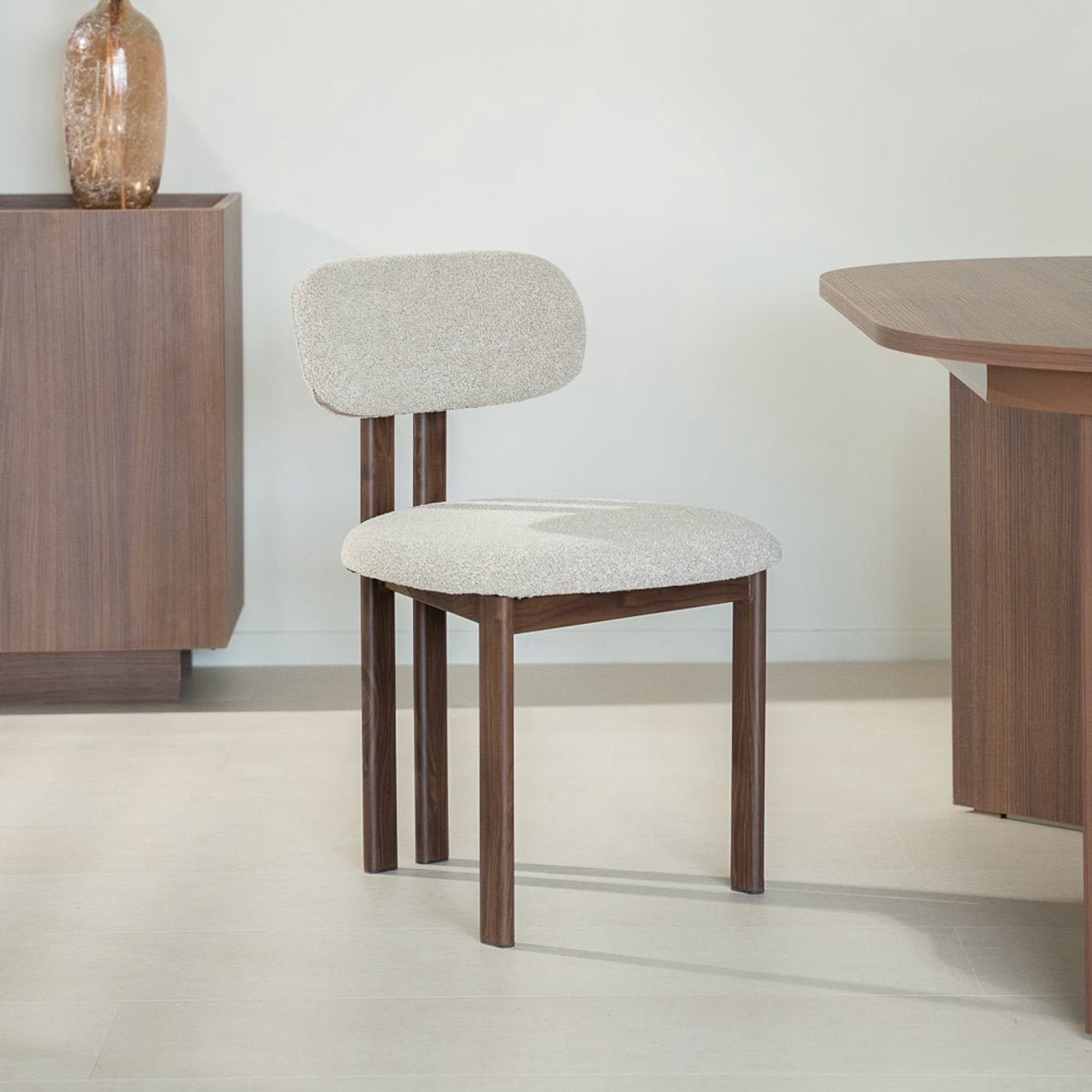 Dimehouse Set van 2 Japandi Eetkamerstoelen Miyo Bouclé Zandkleur - Walnootlook Frame - Stof - Japandi