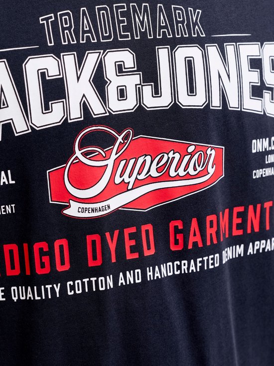 Detail van de opdruk op een donkerblauw T-shirt met tekst: "TRADEMARK JACK&JONES Superior INDIGO DYED GARMENTS".