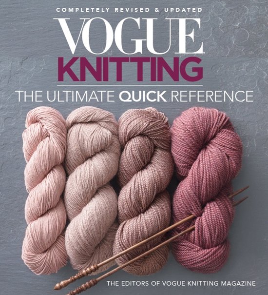 Vogue Knitting boekcover met vier strengen wol in roze tinten en houten breinaalden op een grijze achtergrond.