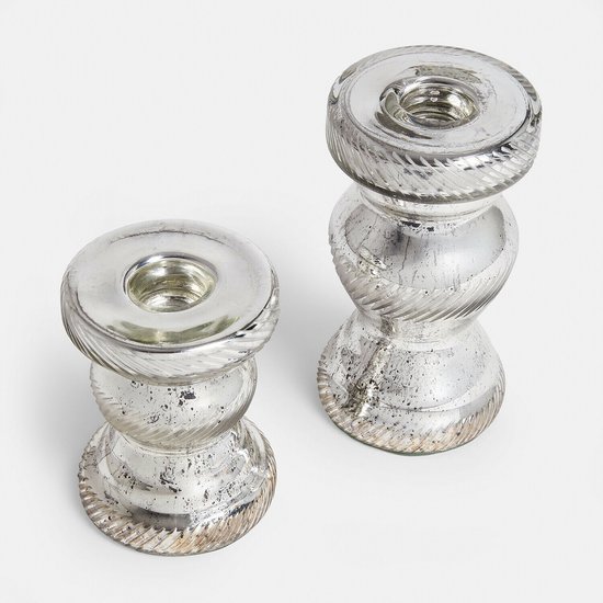 Set van twee kandelaars in antiekzilver met een verweerd effect en decoratieve gedraaide groeven.